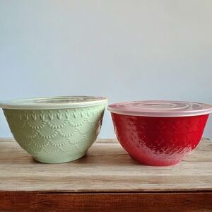 The Pioneer Woman Red and Green Embossed Mixing Bowls